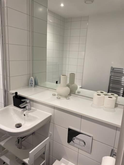 Modern Trafford 1Br Apartment-Free Parking-Cinema Room Manchester Eksteriør billede