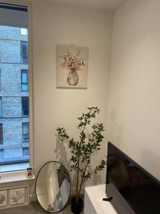 Modern Trafford 1Br Apartment-Free Parking-Cinema Room Manchester Eksteriør billede