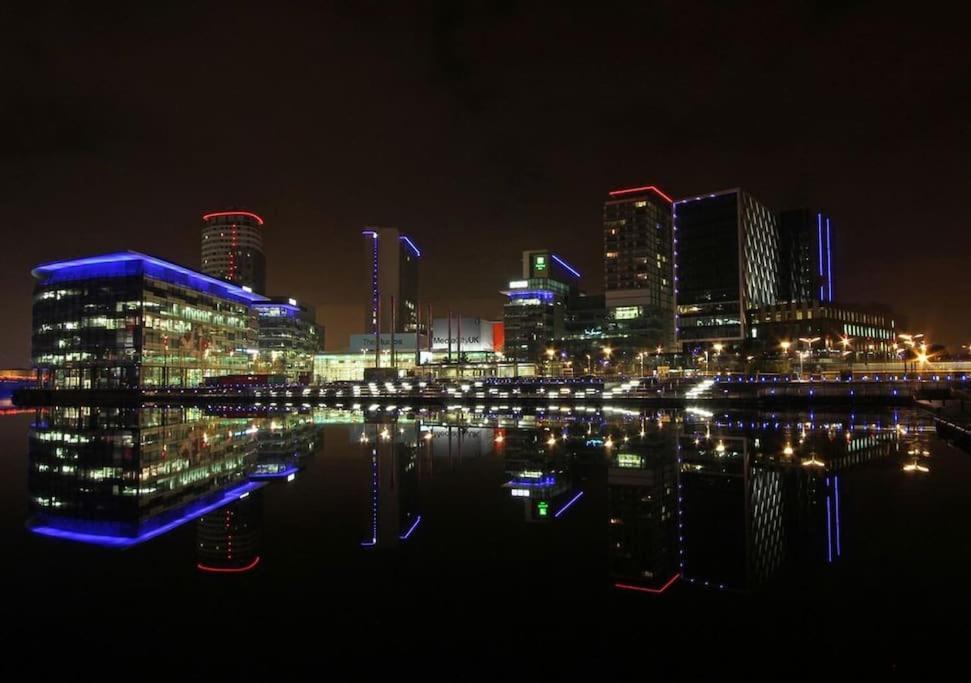 Modern Trafford 1Br Apartment-Free Parking-Cinema Room Manchester Eksteriør billede